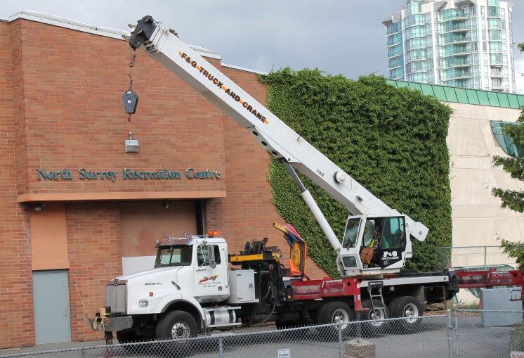 40 ton stiff boom setting up.